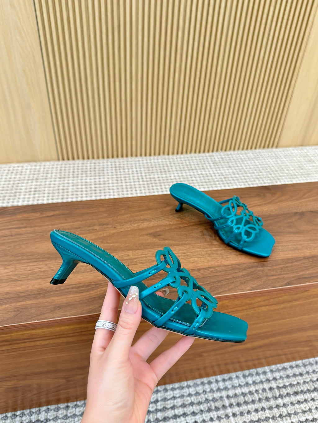 255QA33Z Popular  leather Slippers