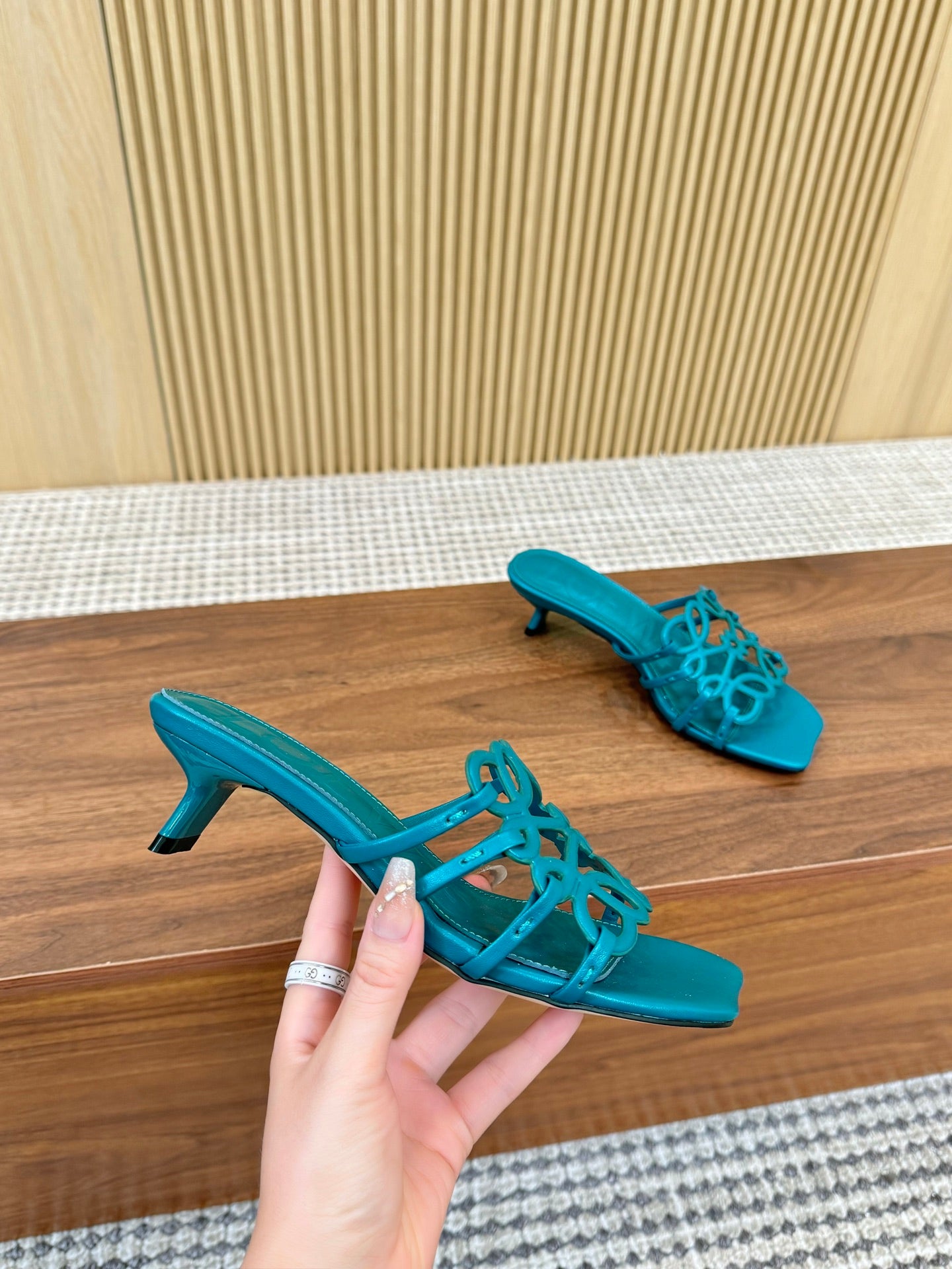 255QA33Z Popular  leather Slippers