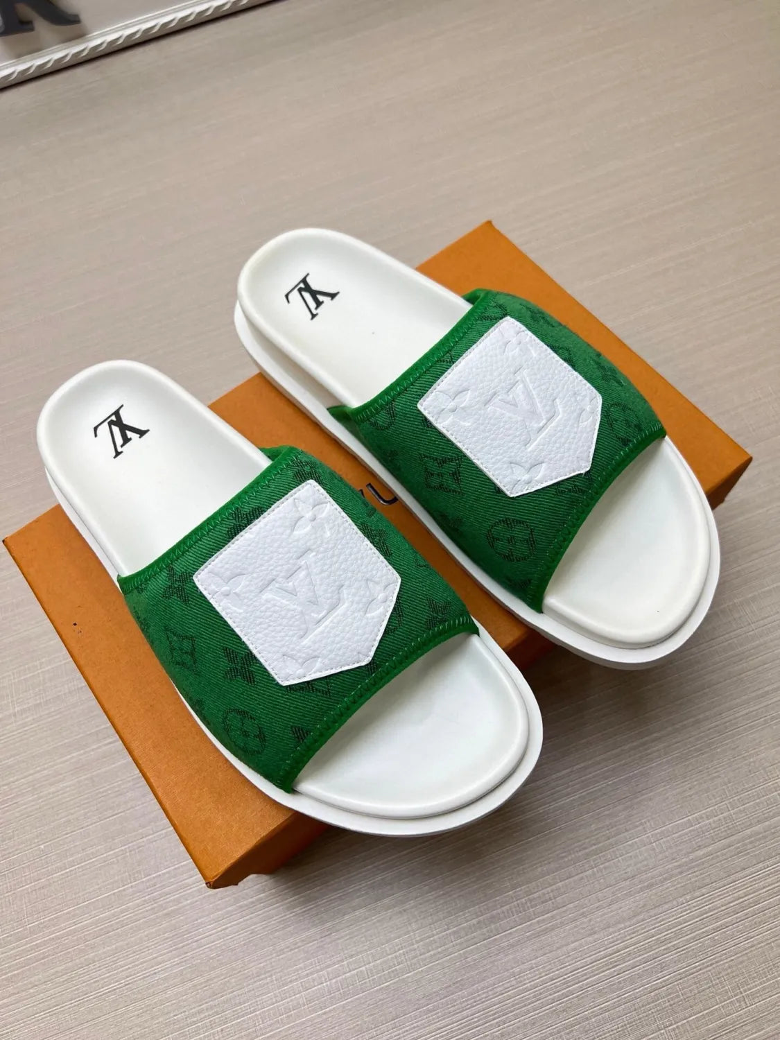 5WE252Z Popular Slippers