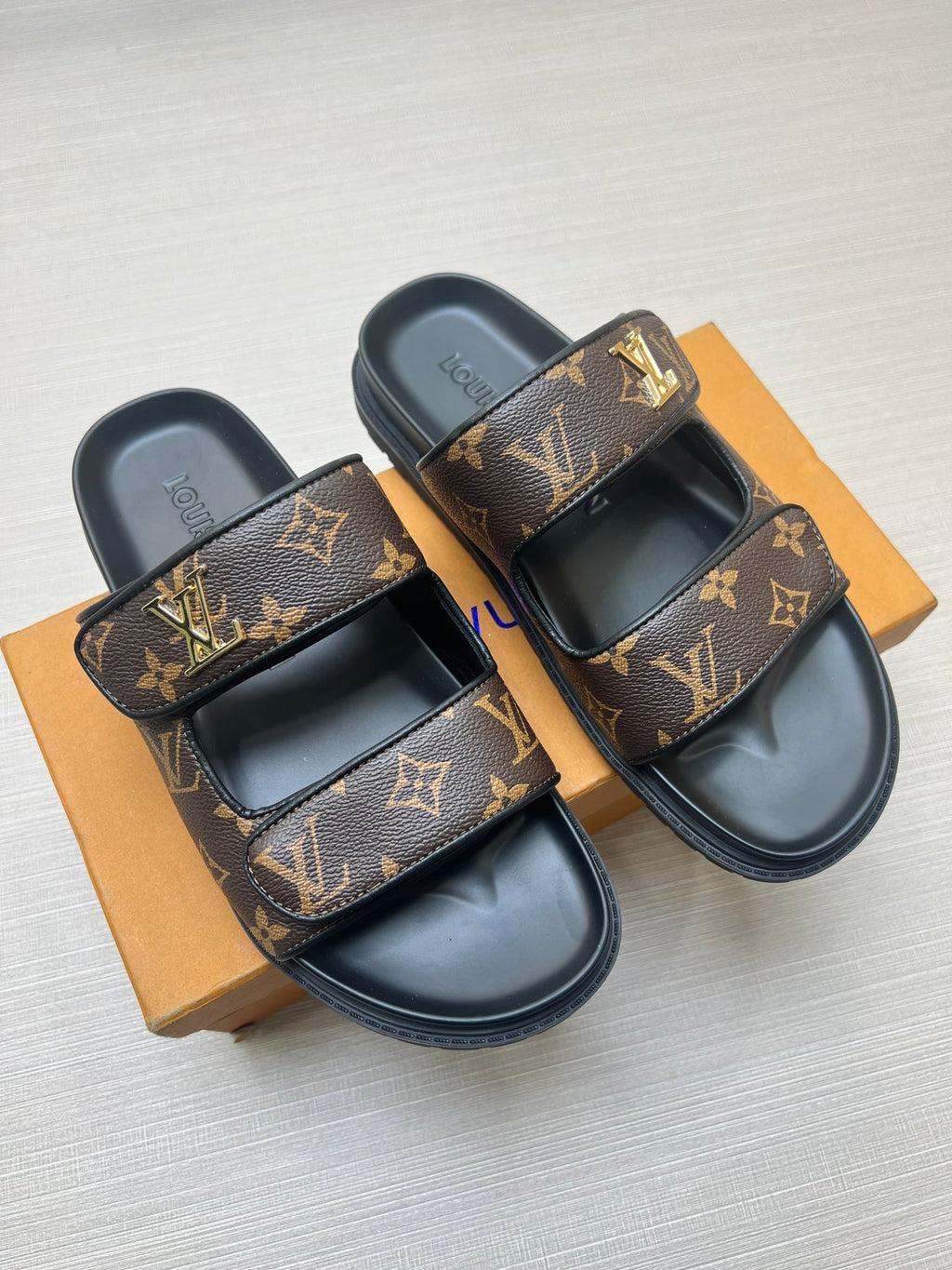 54E11Z Popular slippers