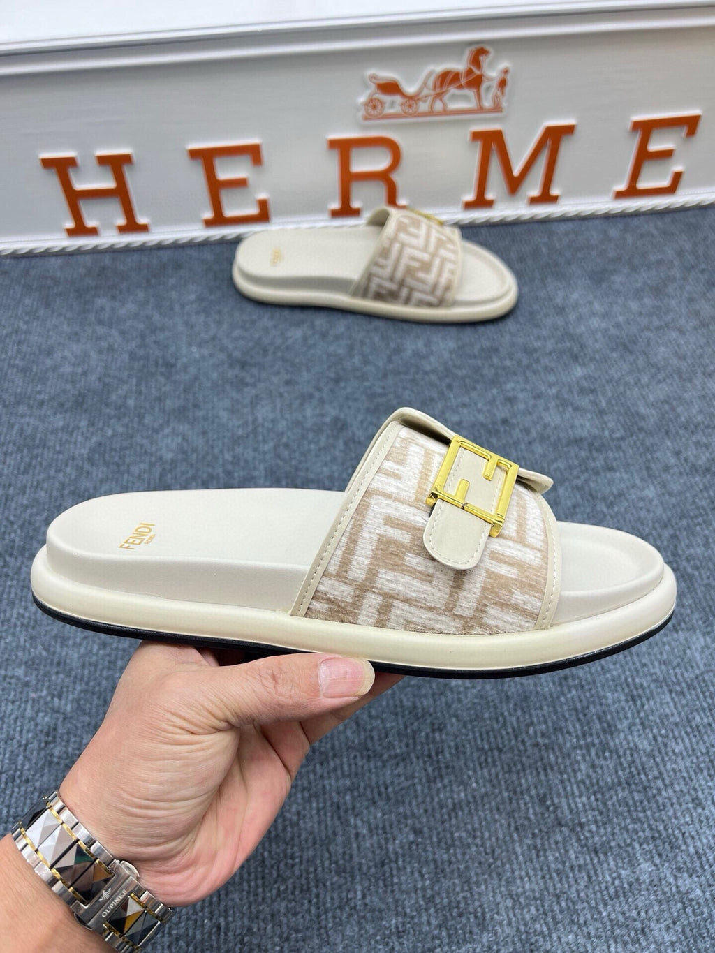 54F37Z Popular slippers