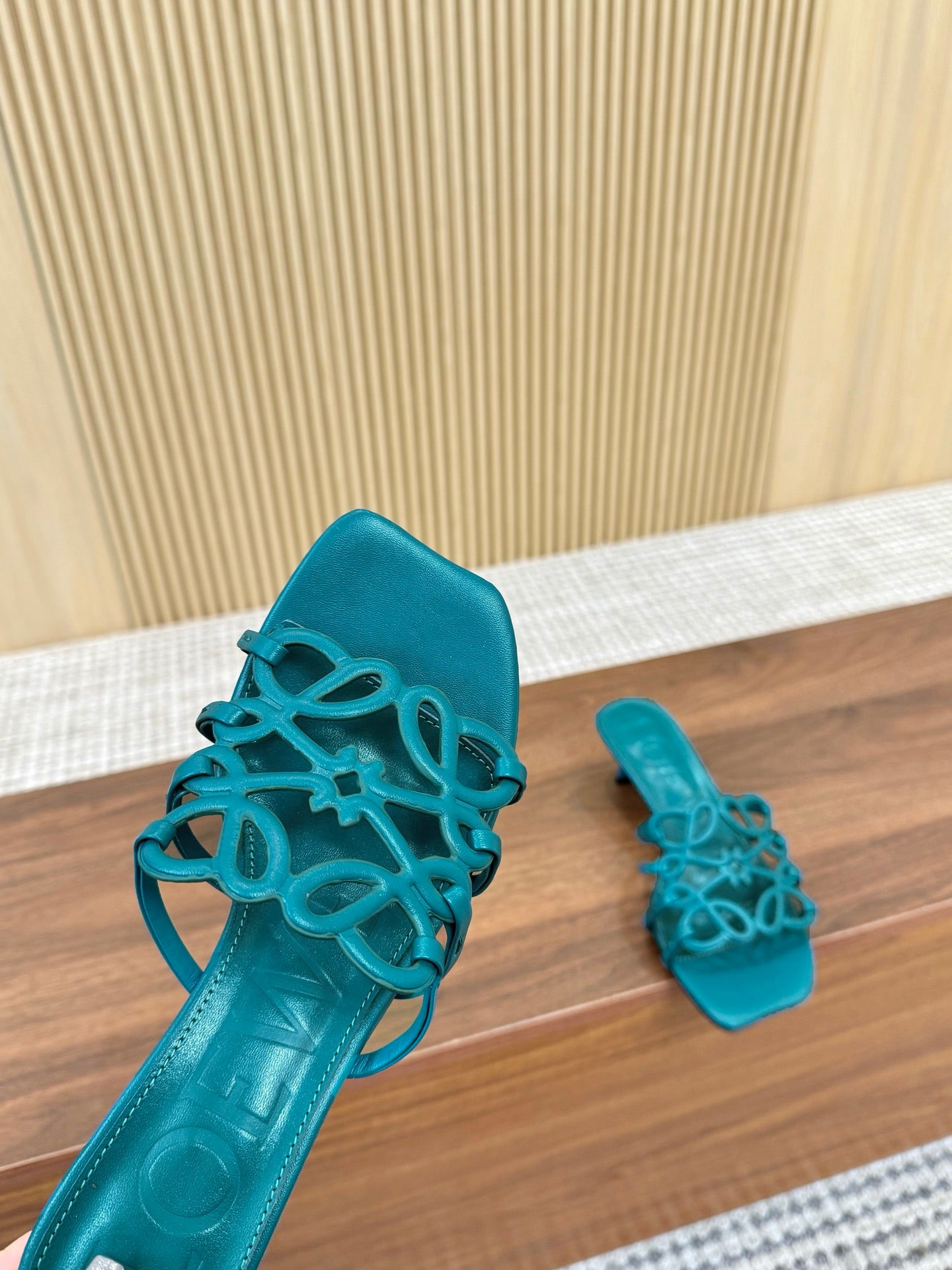 255QA33Z Popular  leather Slippers