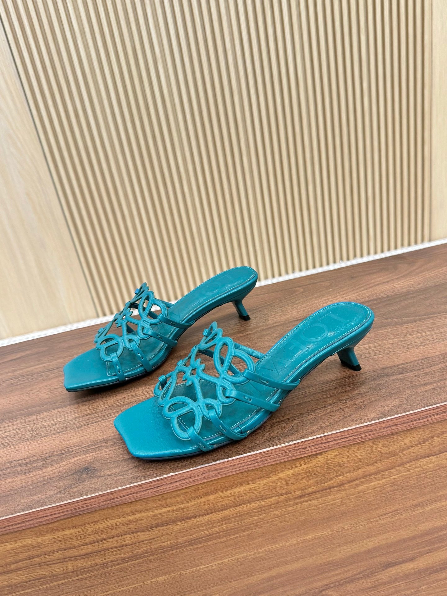 255QA33Z Popular  leather Slippers