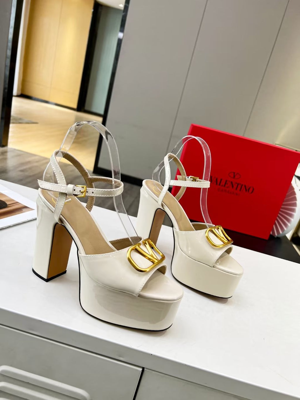 2YVL26Z Popular leather  High heels