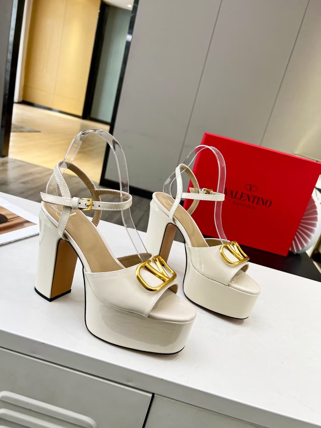 2YVL26Z Popular leather  High heels