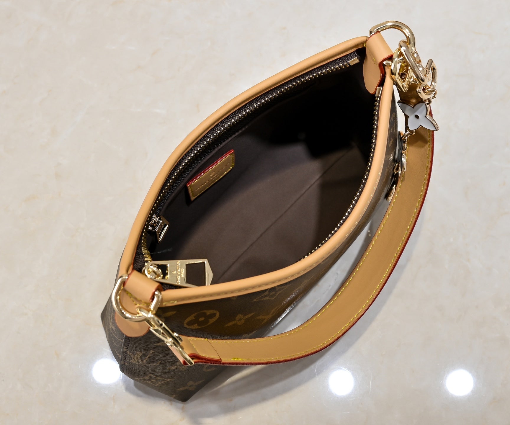 146PE111B Popular leather bag