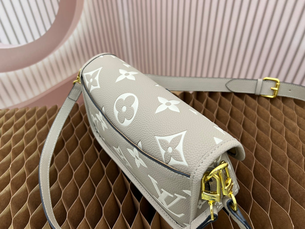 2XE028B Popular leather bag 