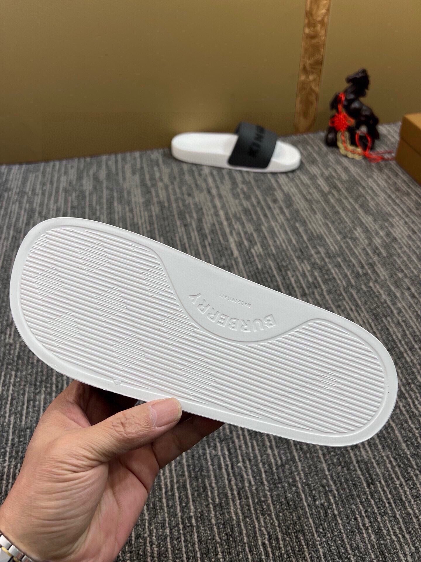 535ZR256Z Popular Slippers