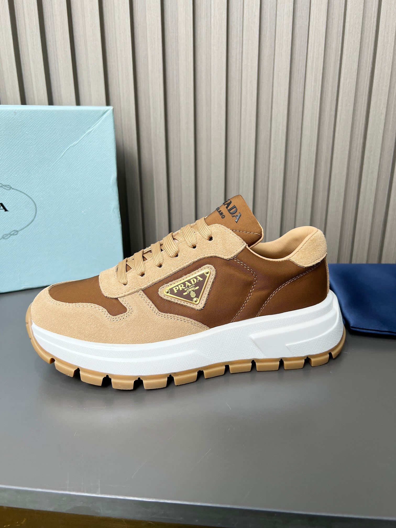 2LPD5X  Popular high-quality shoes