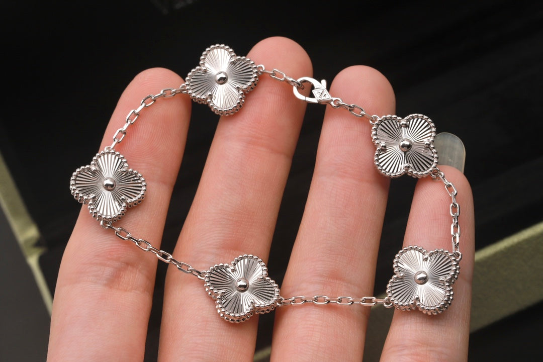 5XVA180K  Popular bracelets 5 flowers normal size1.5cm flower