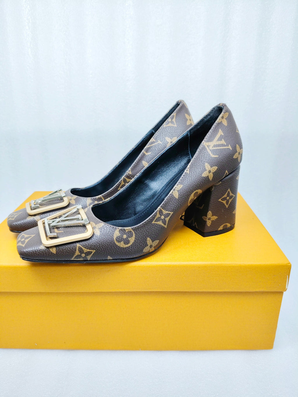 245RE28Z Popular leather  High heels