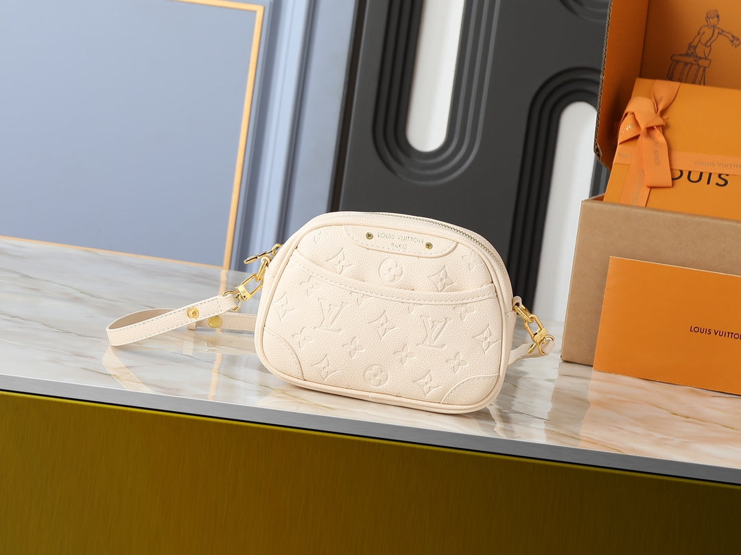 15RE147B Popular leather bag