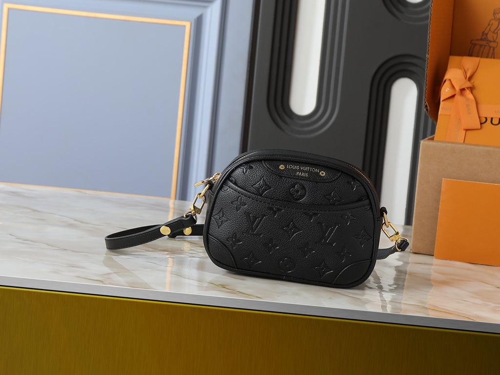 15RE147B Popular leather bag