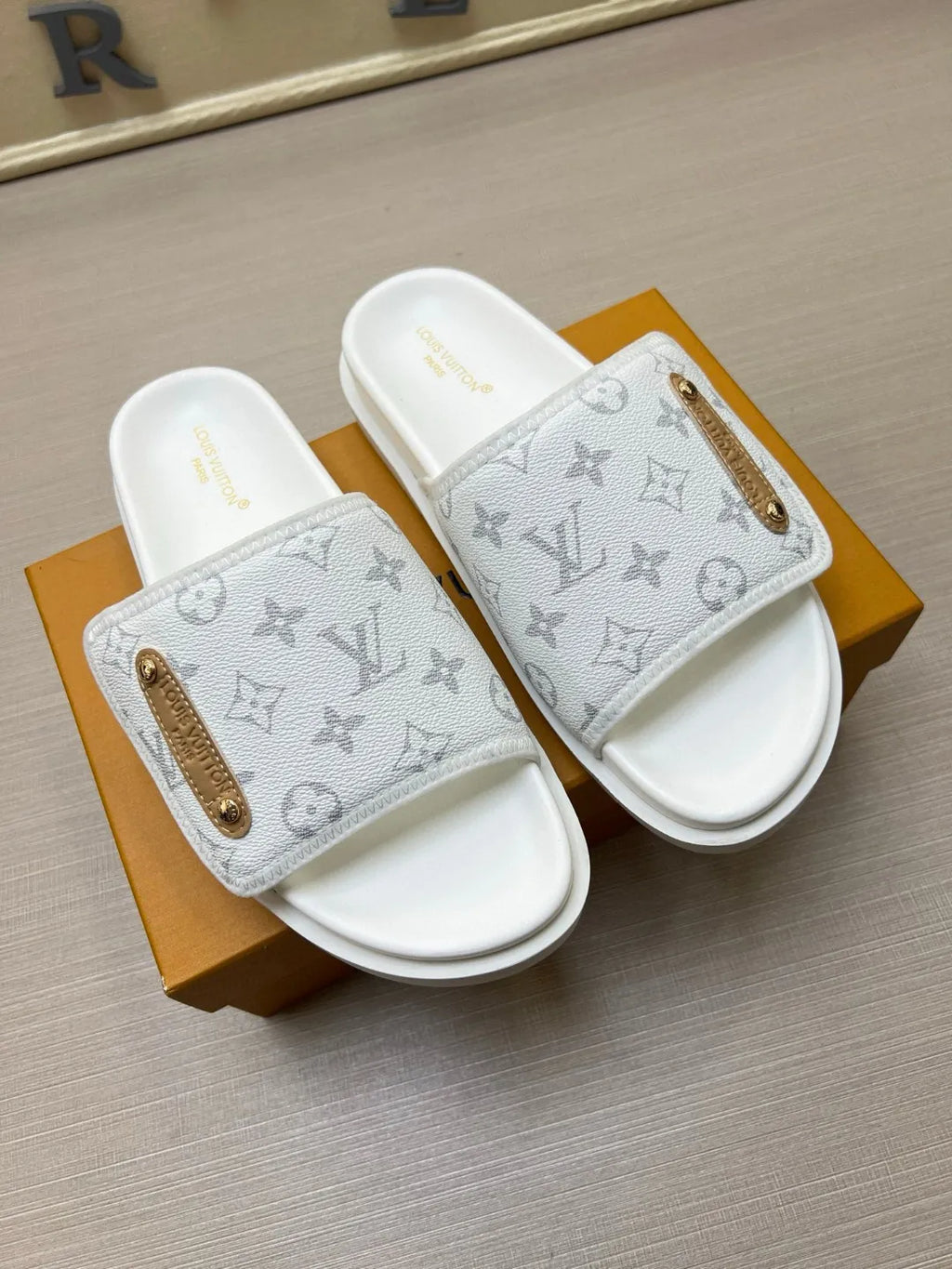 575NE6Z  Popular Slippers