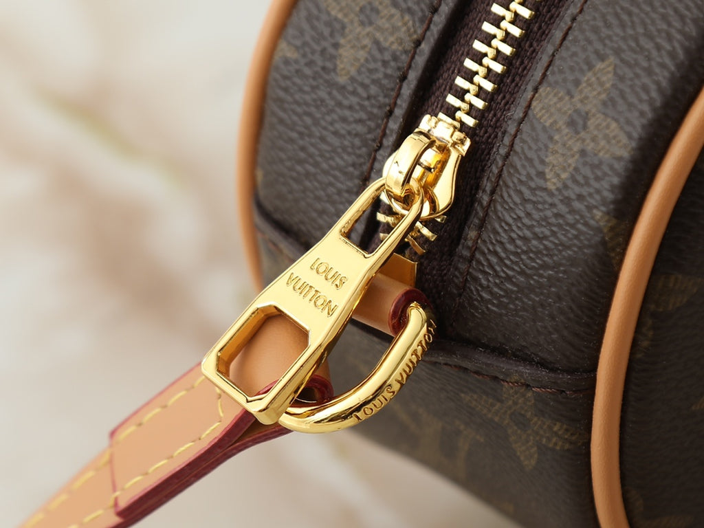 B1P46E113 Popular leather bag