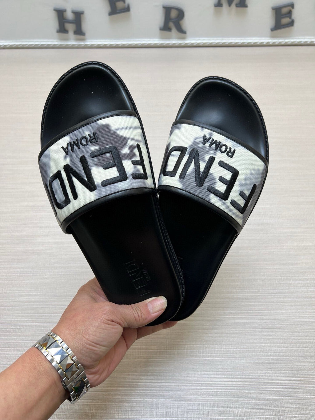 54F24Z Popular slippers