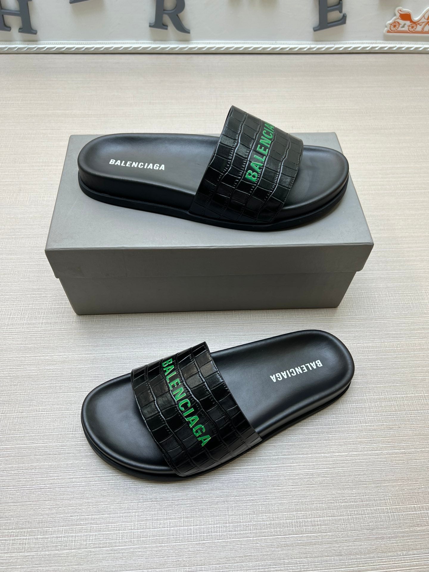 54J99Z Popular slippers