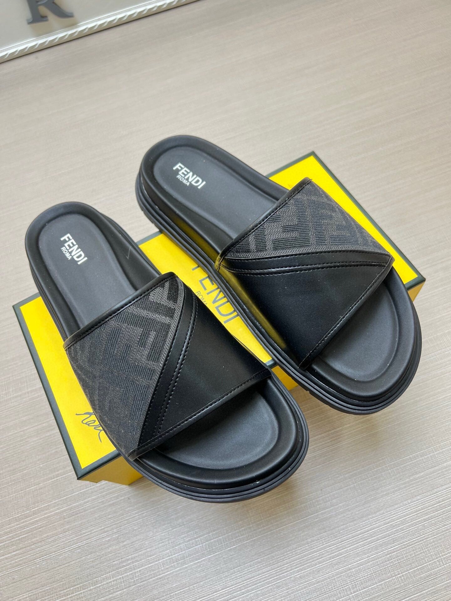 5LF223Z Popular Slippers