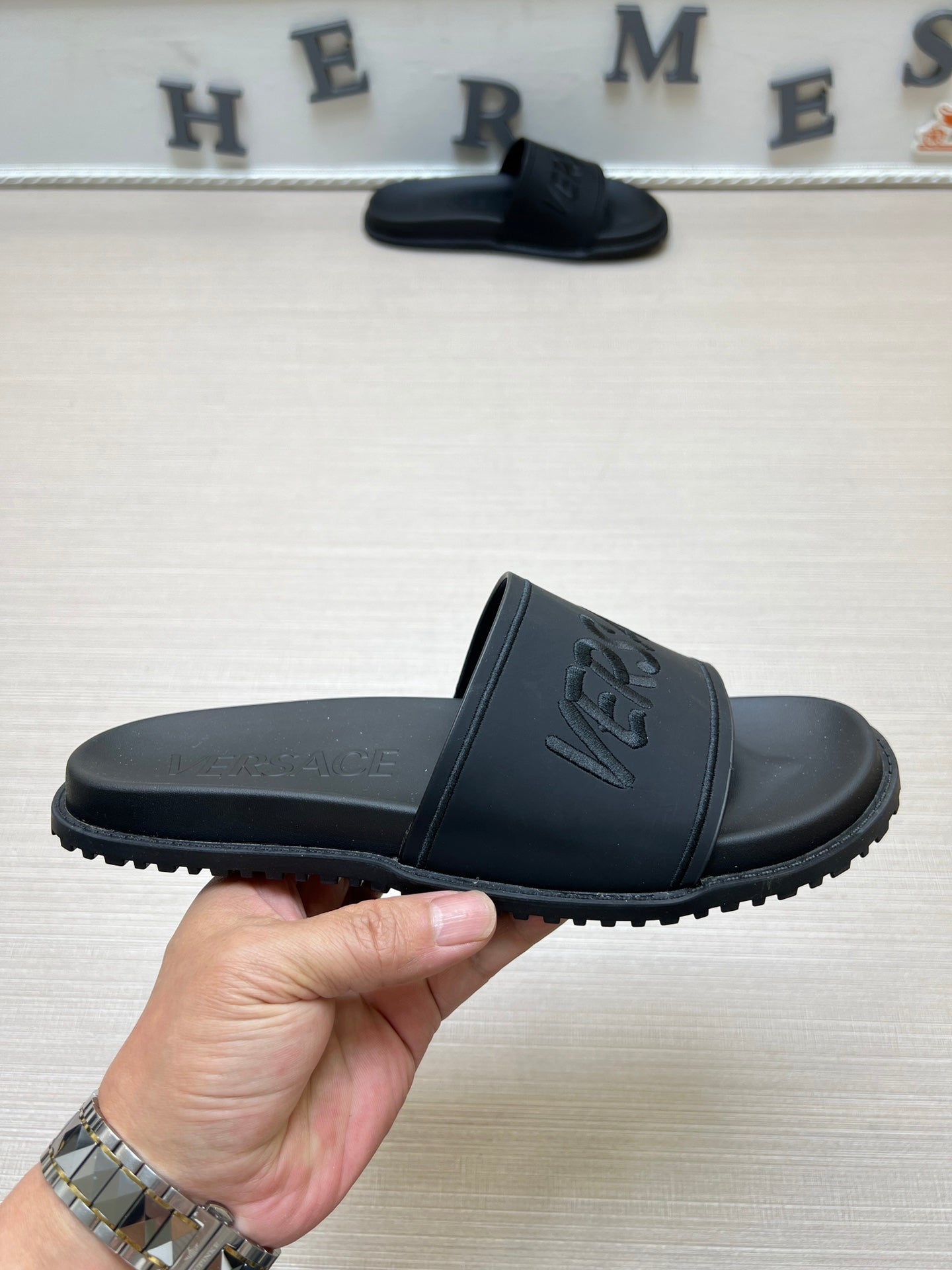 54V54Z Popular slippers