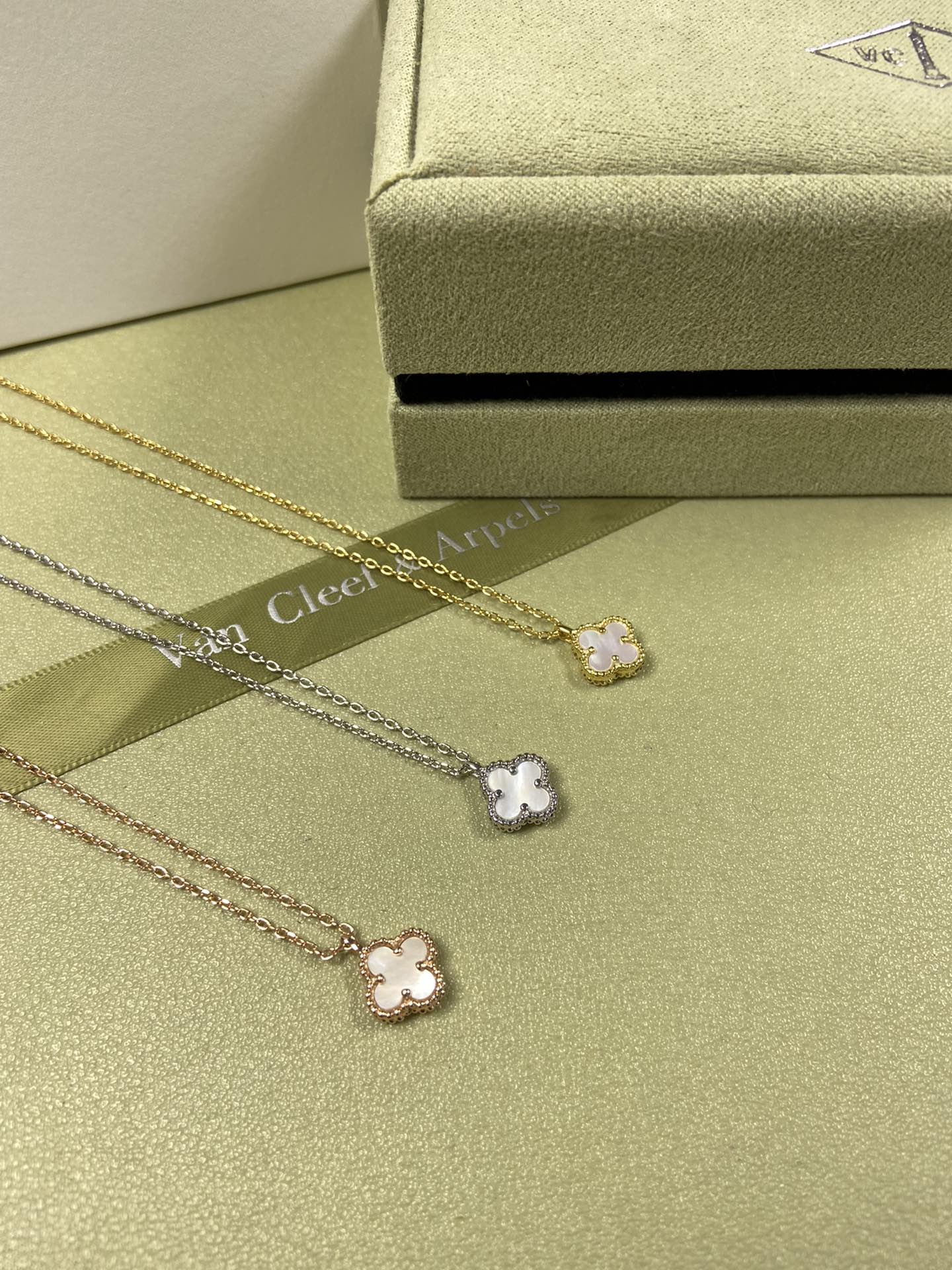 575RVA1K Popular  Necklaces