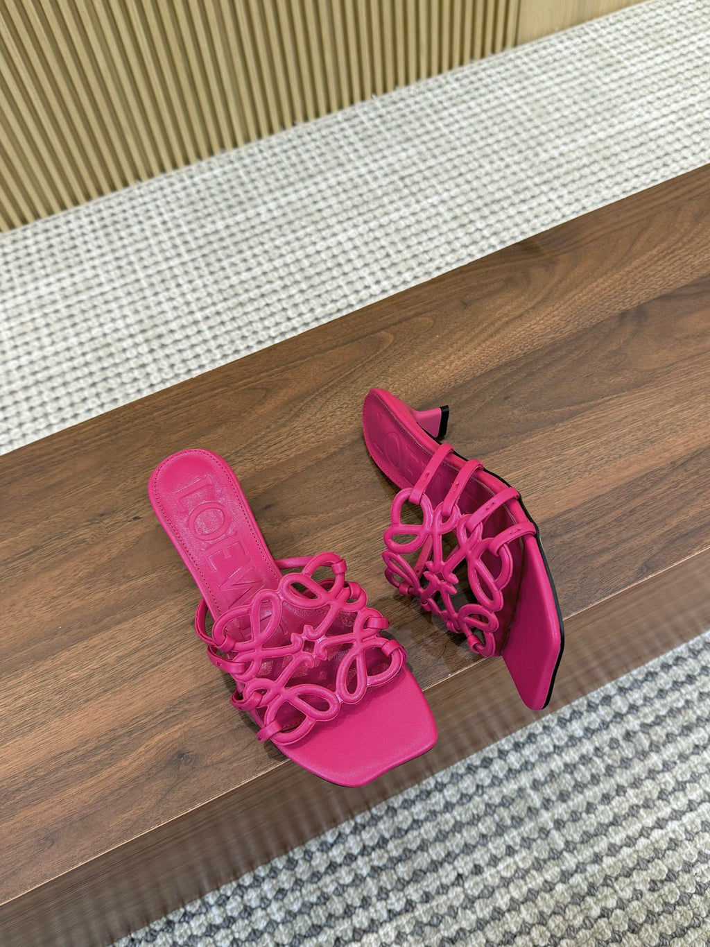 255QA33Z Popular  leather Slippers