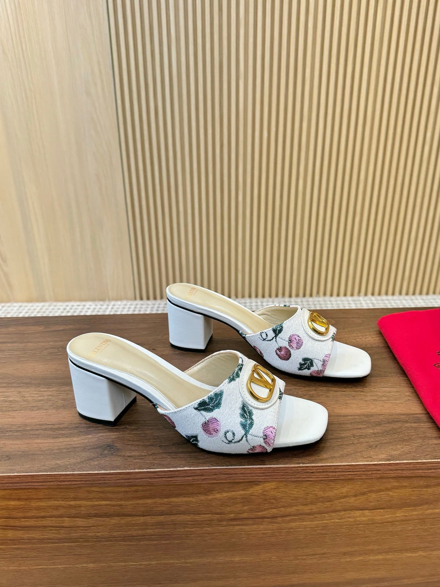 255QVL32Z Popular leather shoes