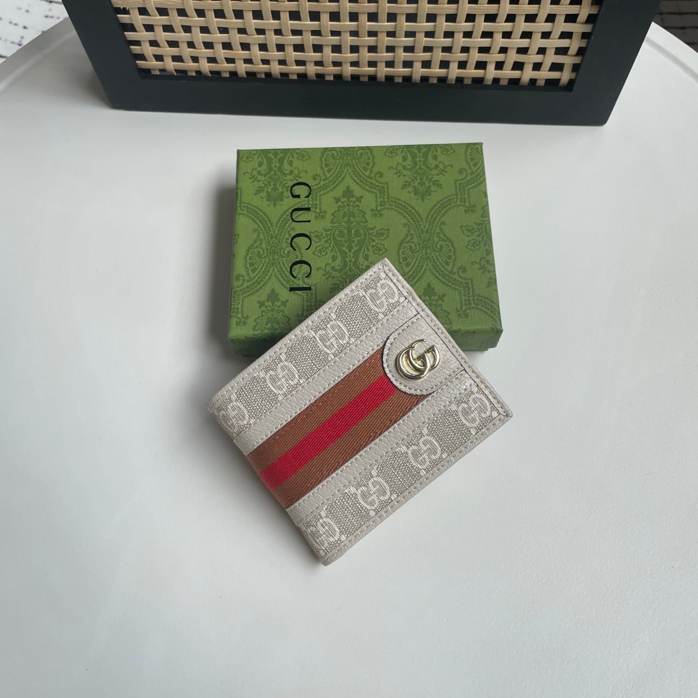 B1X46B8 Popular leather wallets ( with full packaging )