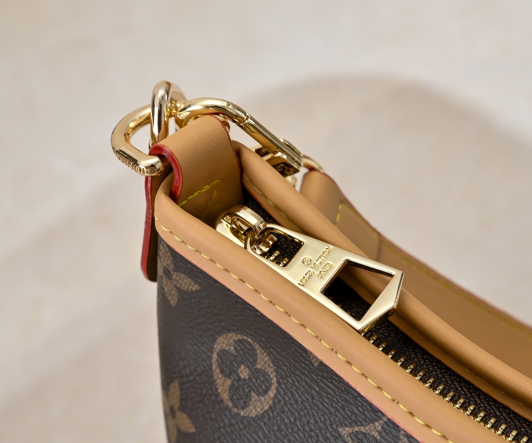 B1P46E111 Popular leather bag