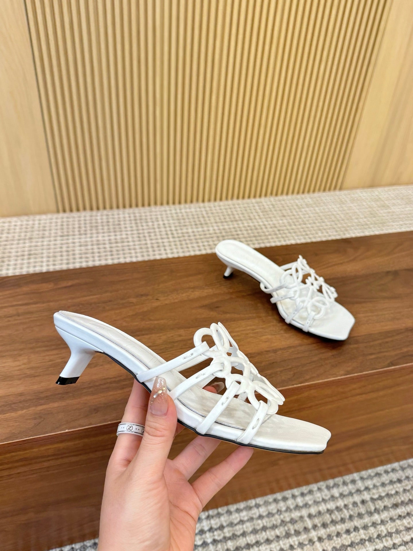255QA33Z Popular  leather Slippers