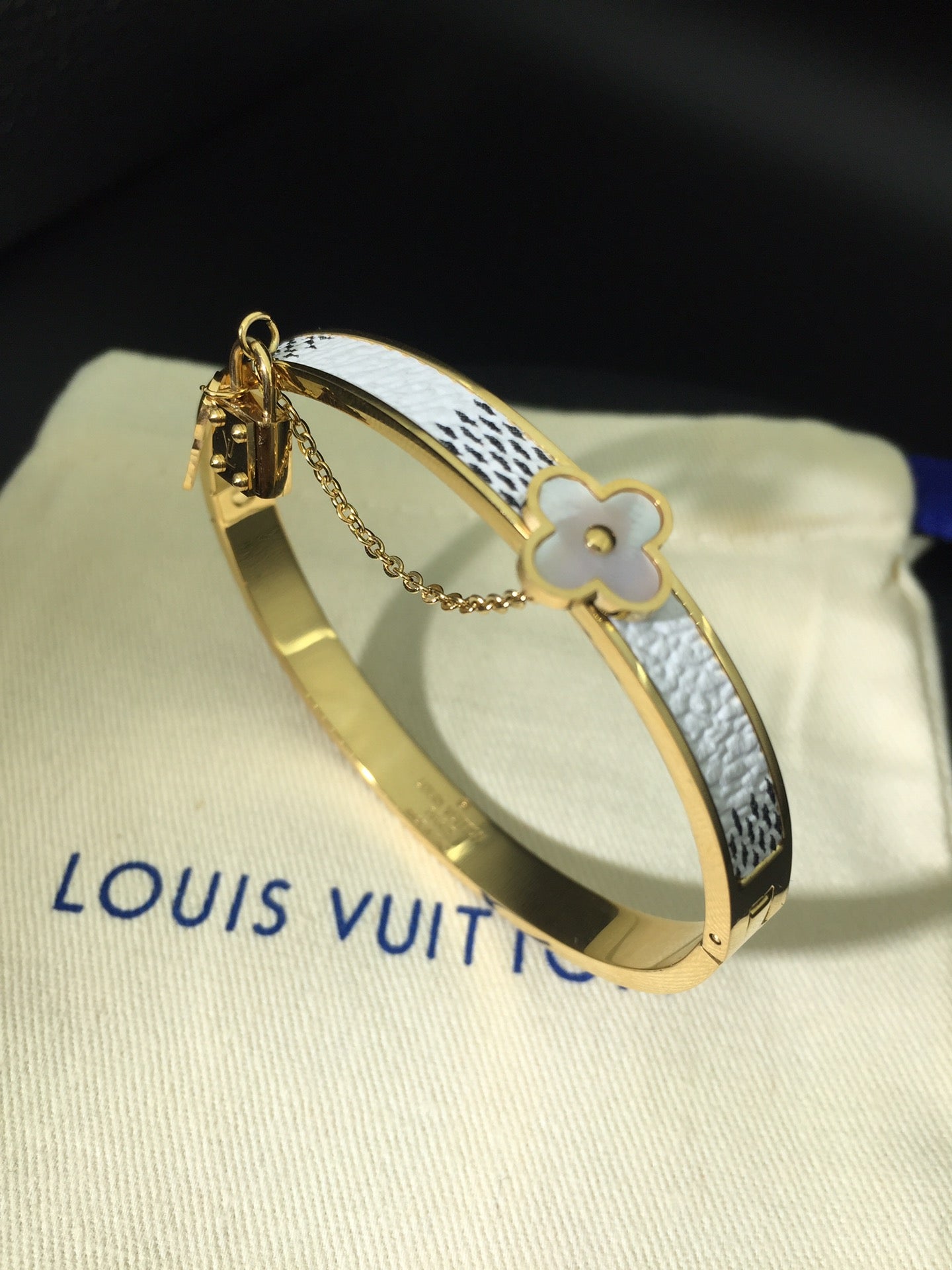 55QE103K  Popular Bracelets