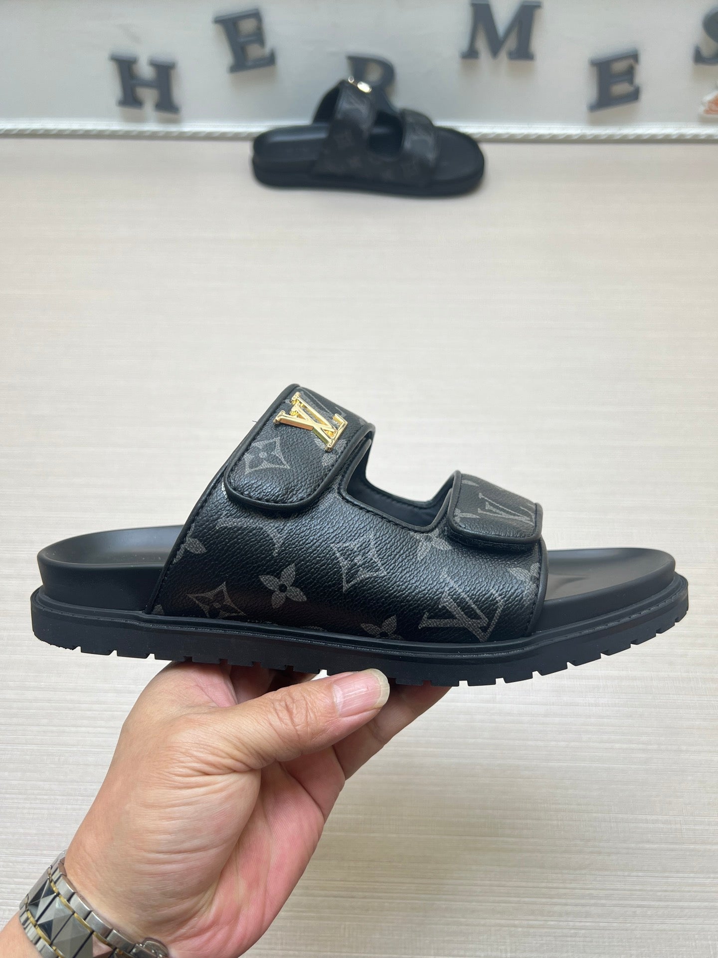 54E11Z Popular slippers