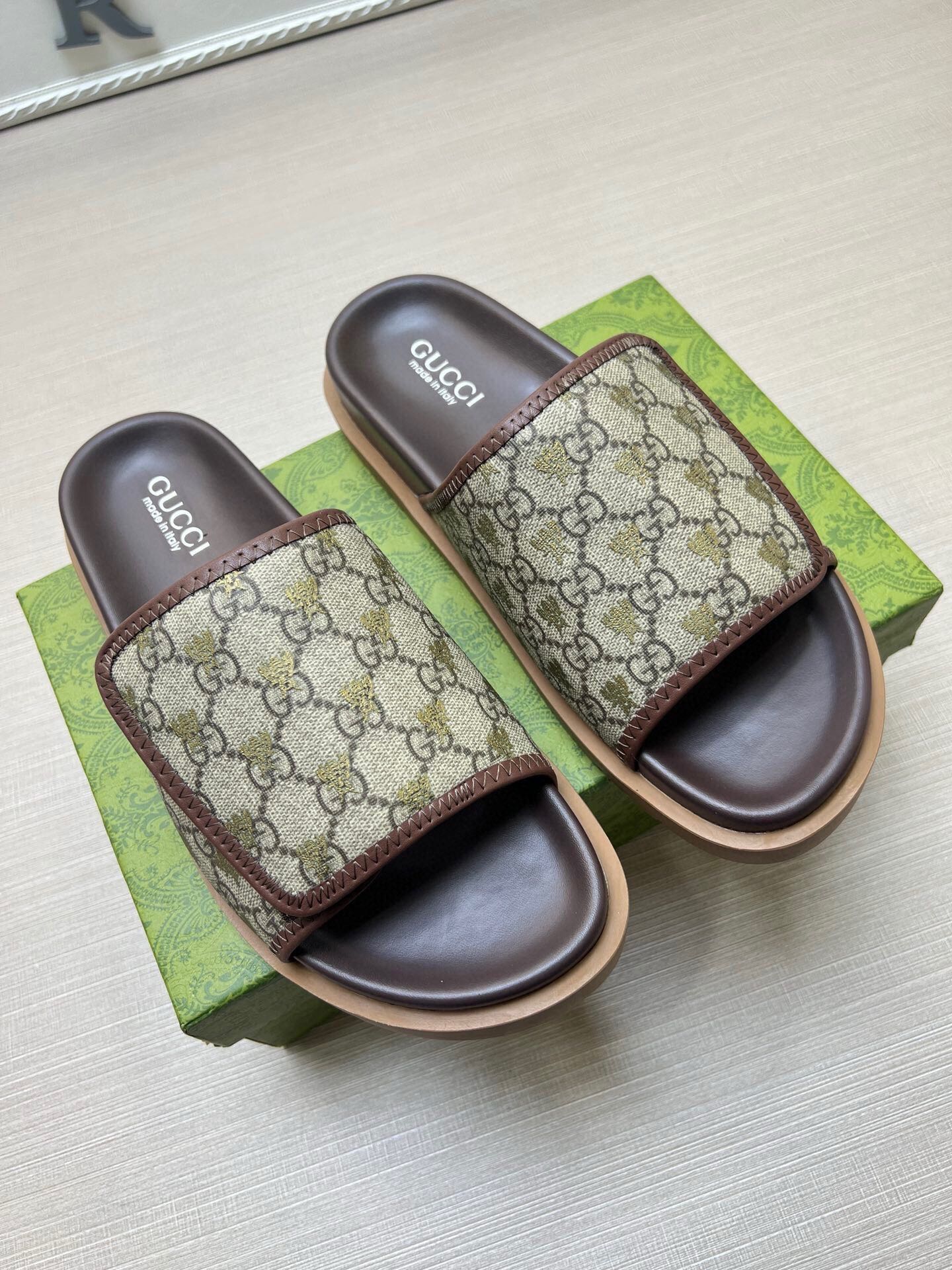 5WB240Z Popular Slippers