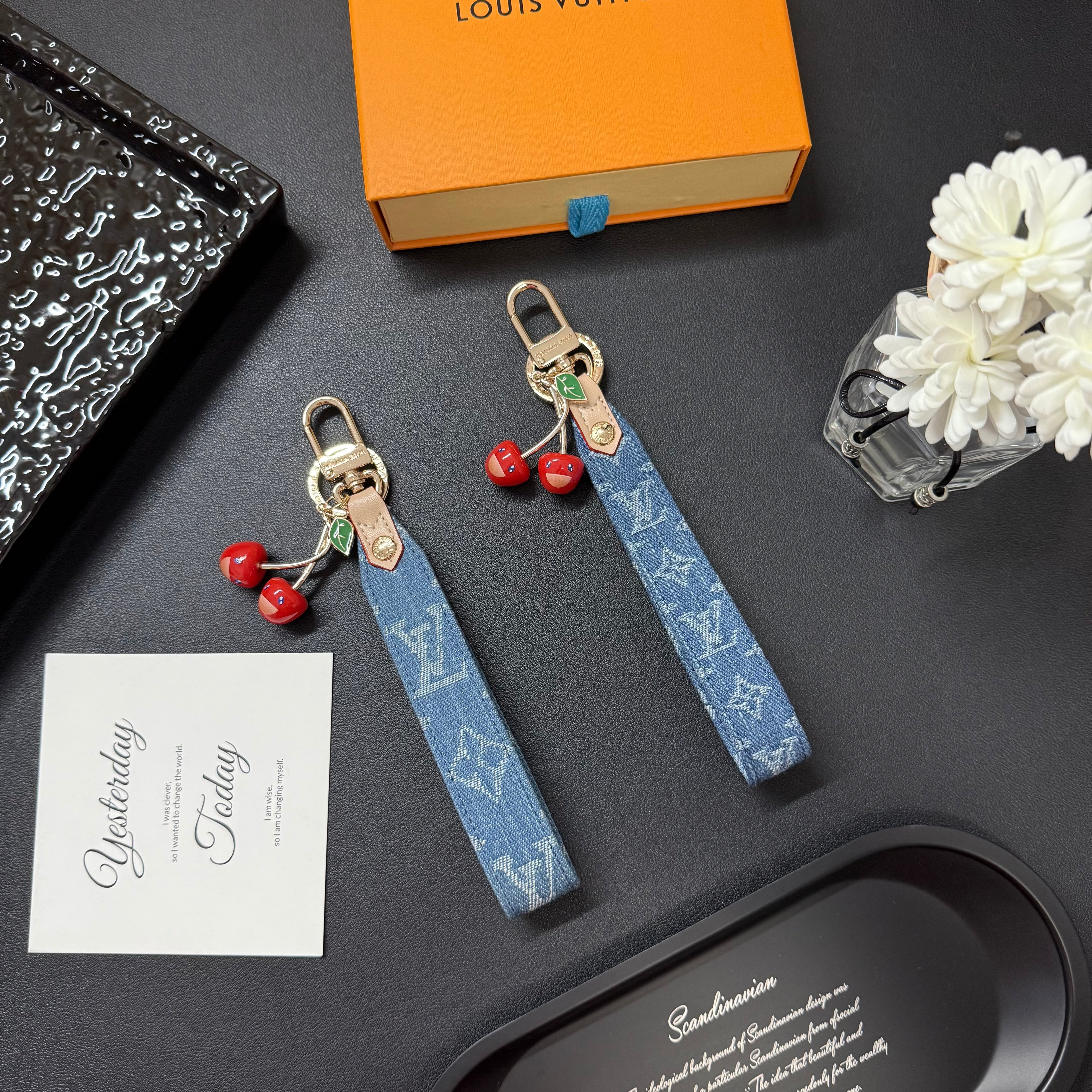 35QE4A Popular bag 's charms accessories