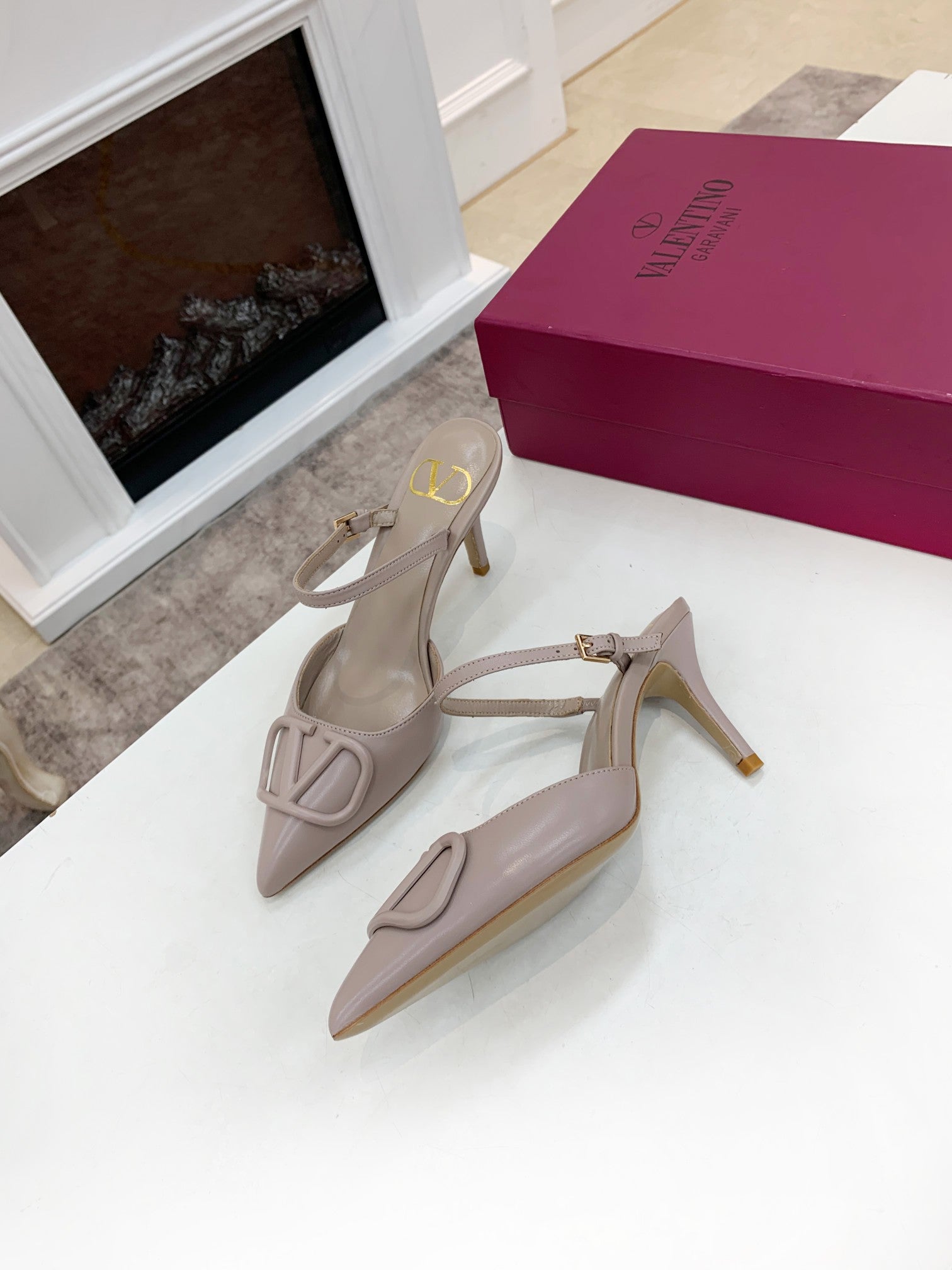 2YVL28Z Popular leather  High heels