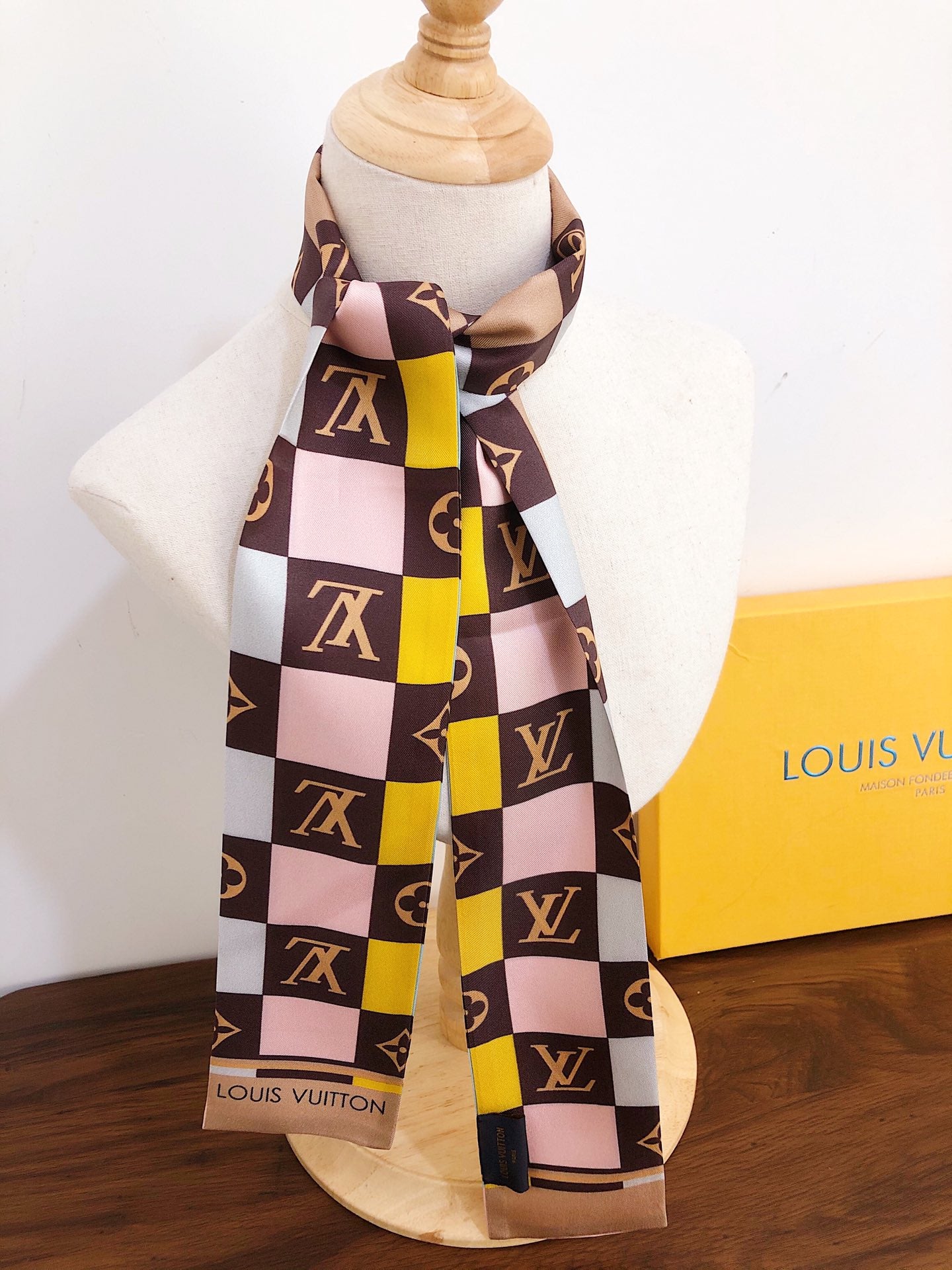 1ZE177W  Popular Silk Scarve