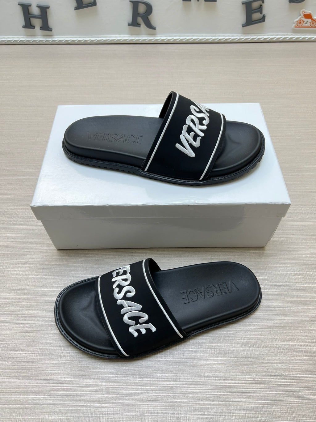 54V54Z Popular slippers