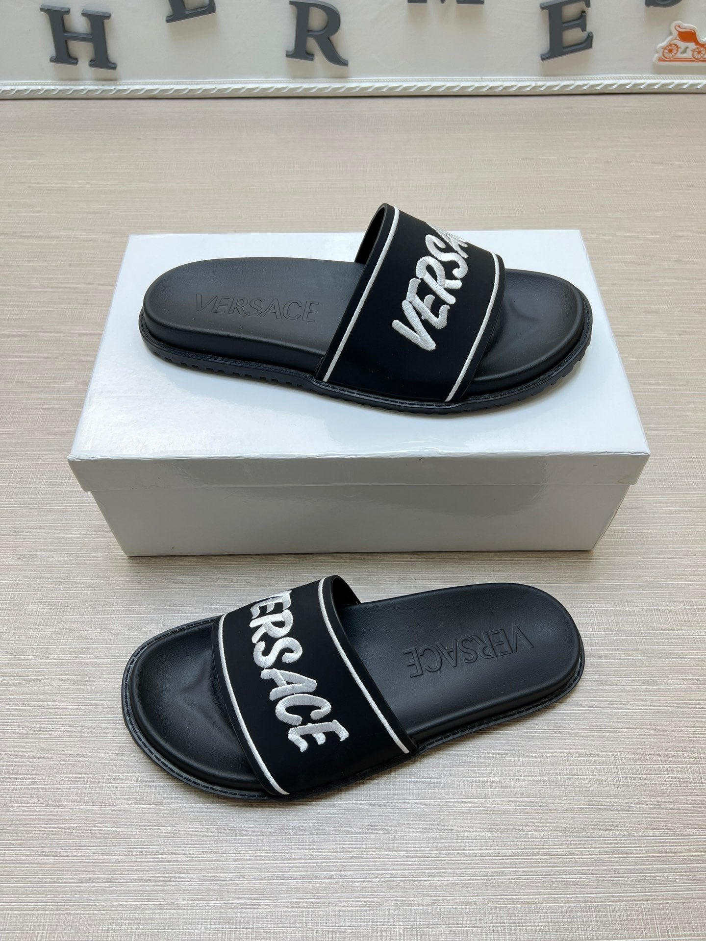 54V54Z Popular slippers