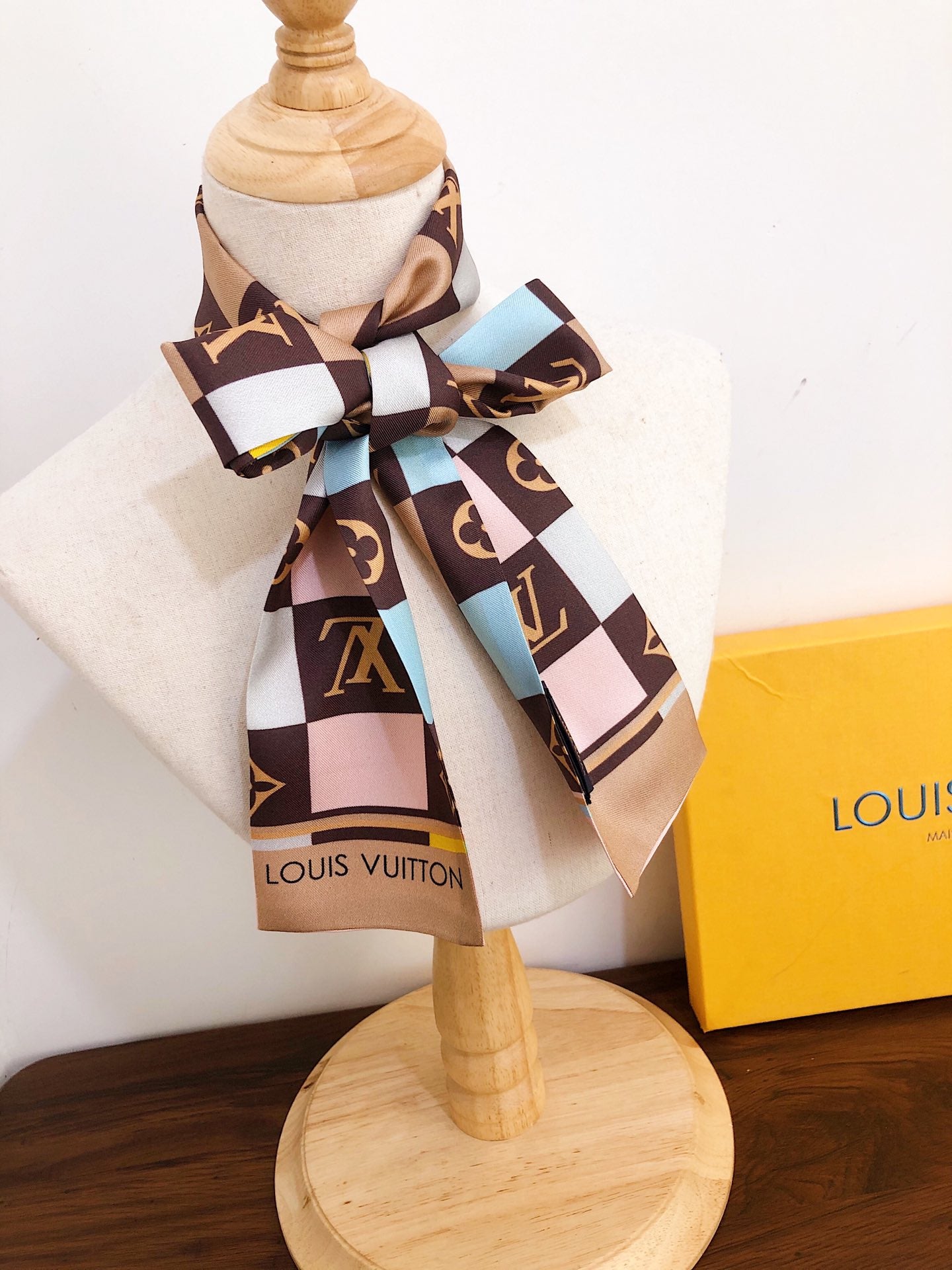 1ZE177W  Popular Silk Scarve