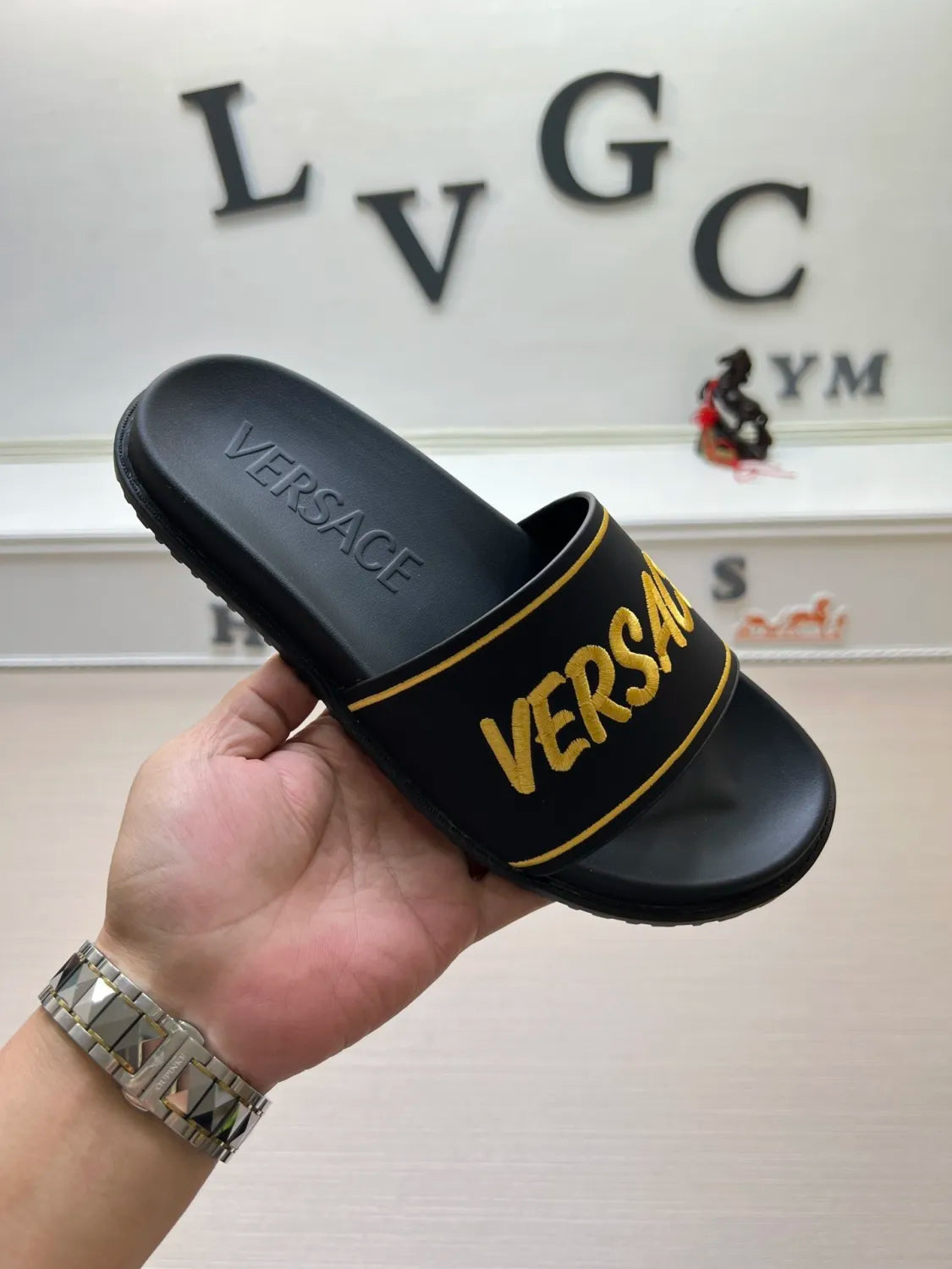 54V54Z Popular slippers