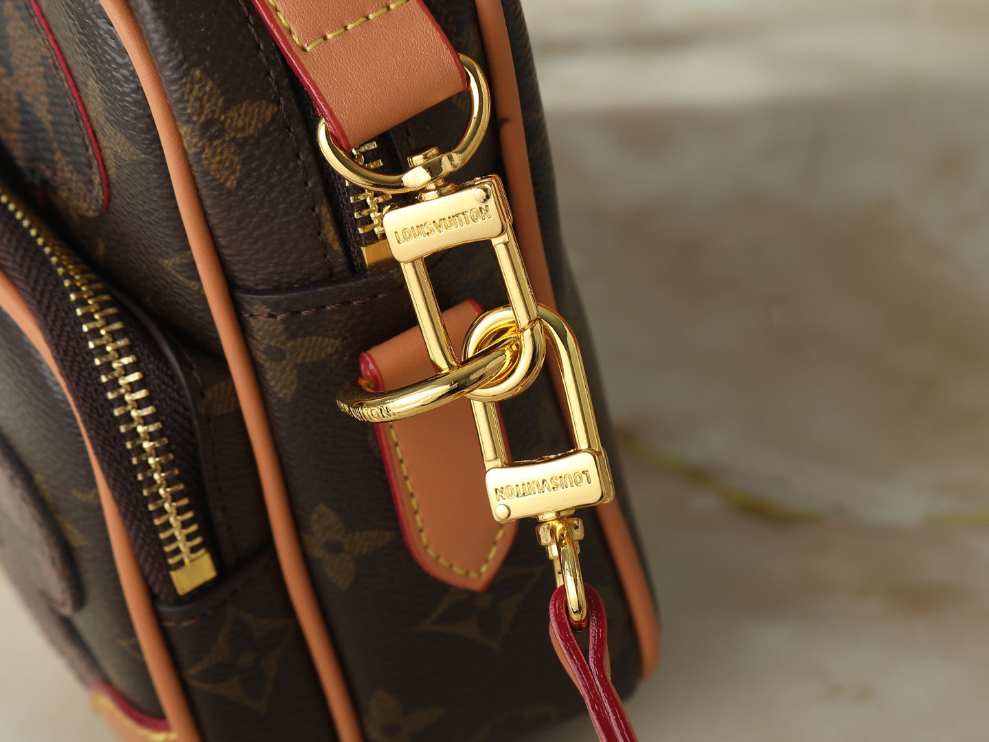 B1P46E110 Popular leather bag