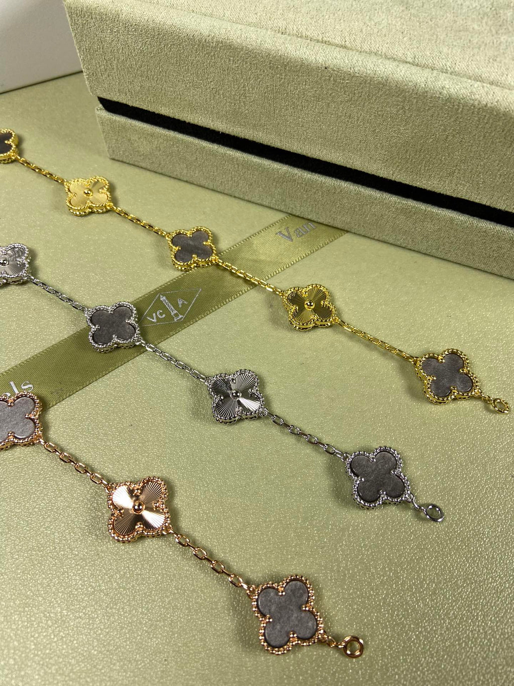 5XVA181K  Popular bracelets  5 flowers normal size1.5cm flower