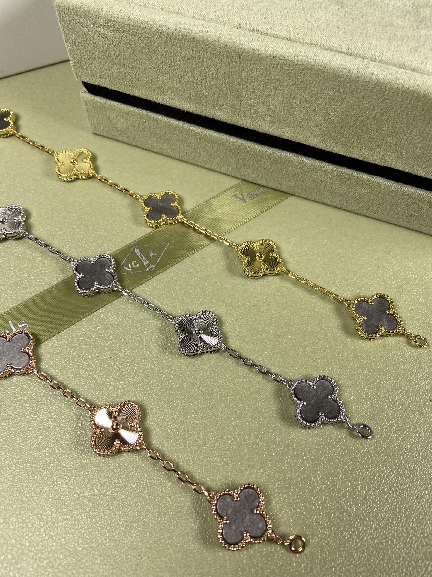 5XVA181K  Popular bracelets  5 flowers normal size1.5cm flower