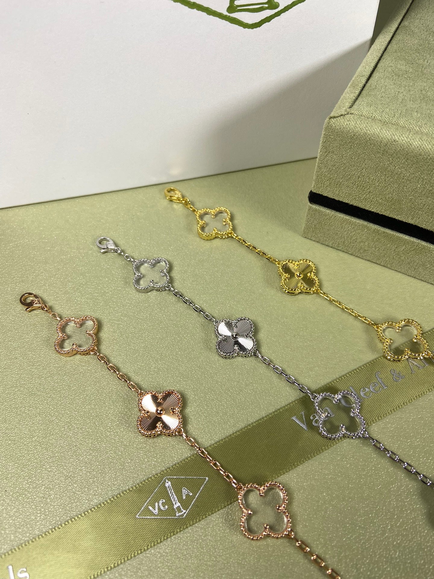 5XVA181K  Popular bracelets  5 flowers normal size1.5cm flower