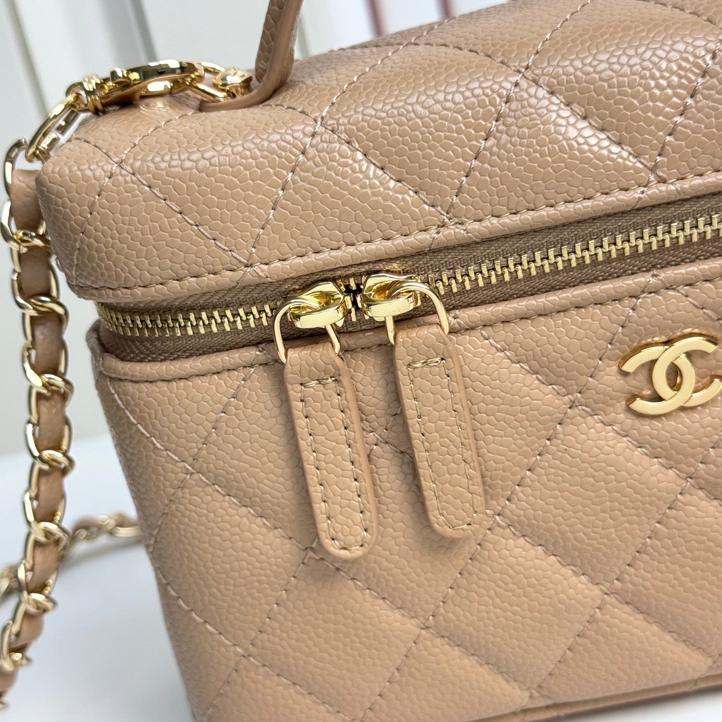 B1X66C19  Popular leather bag