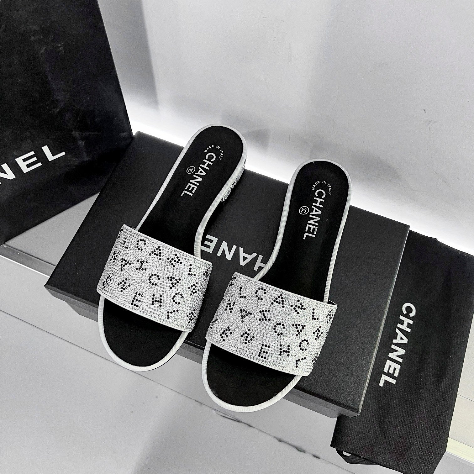 14C57Z Popular sandals