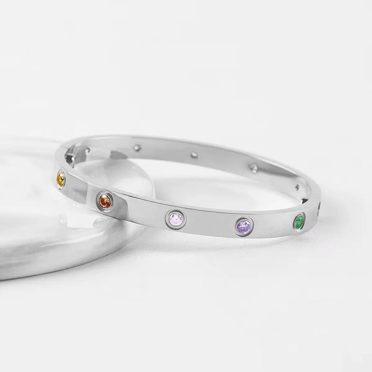P1X66K7K Popular Bracelets with a screwdriver