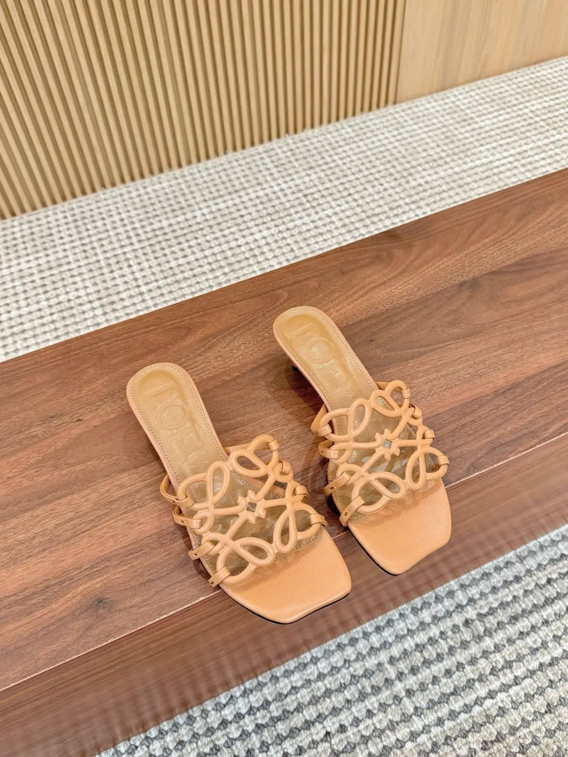 255QA33Z Popular  leather Slippers