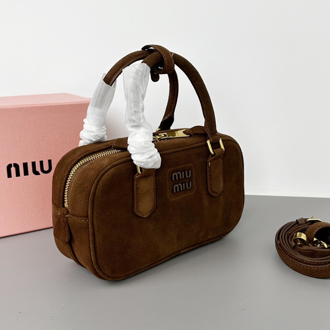 B1P46A149 Popular leather bags(22x10.5x7.5cm)