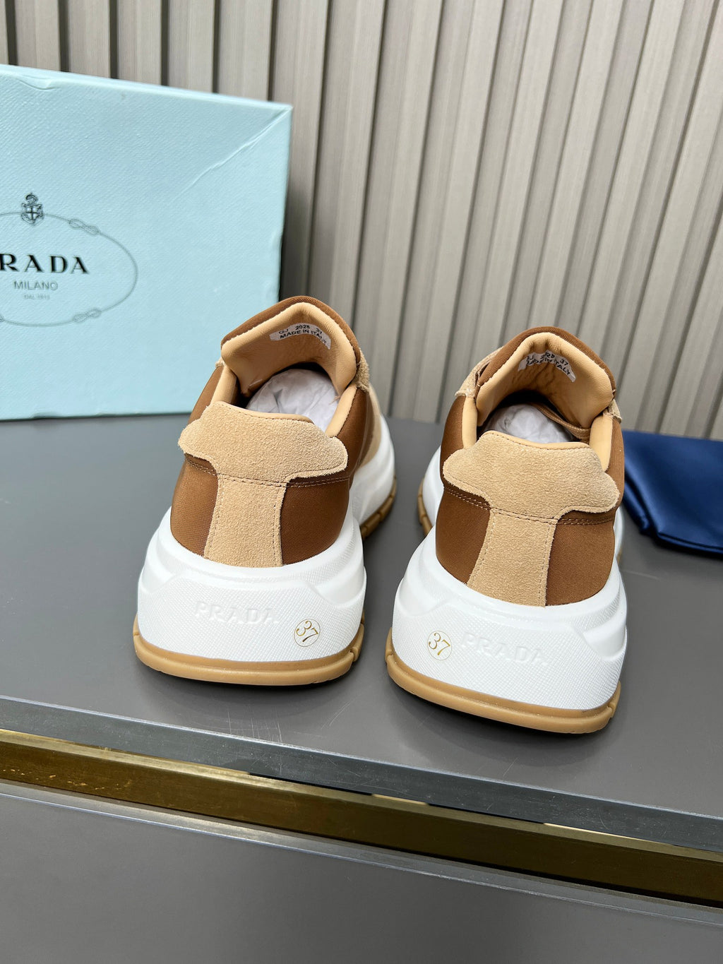 2LPD5X  Popular high-quality shoes