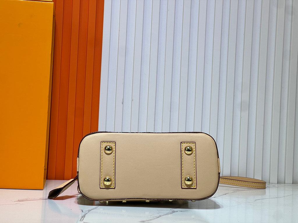 146PE104B Popular leather bag